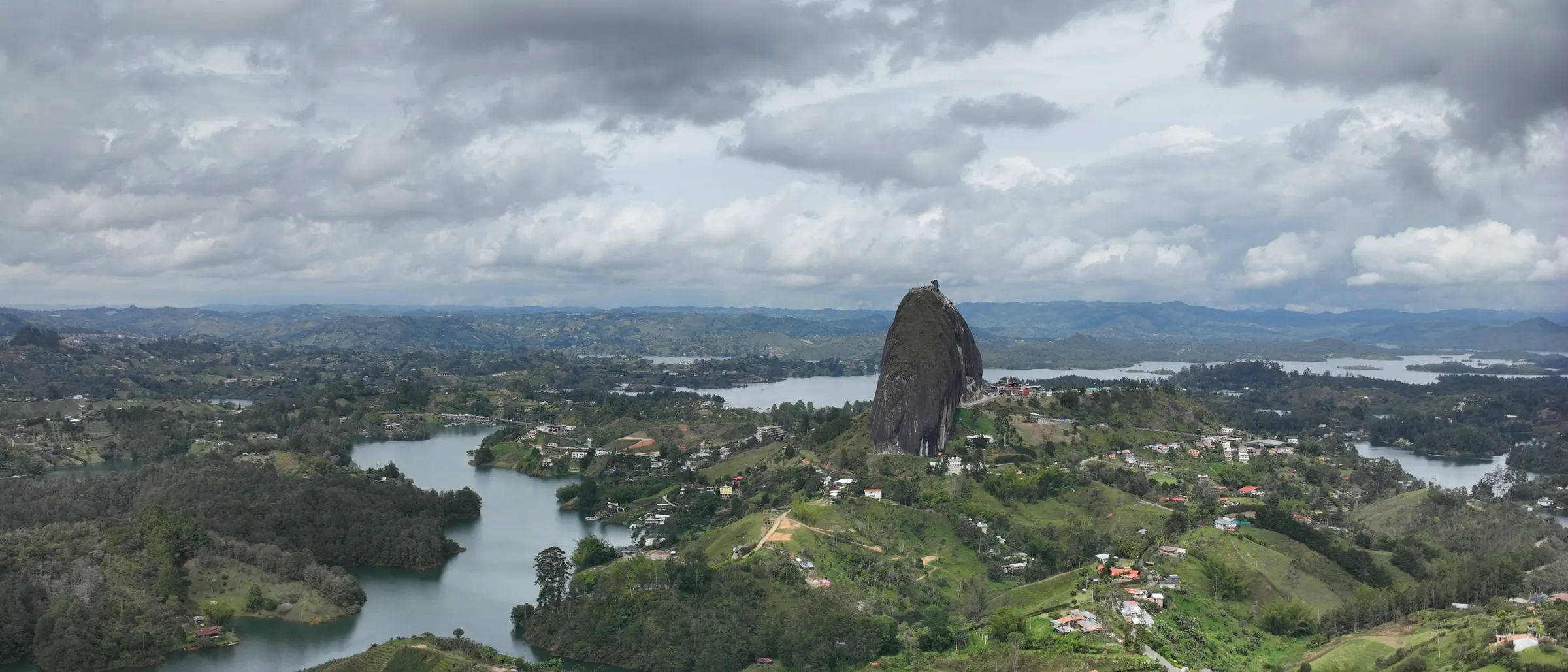 Vista aérea de Guatapé, Antioquia: el embalse, el casco urbano y la zona rural alrededor de la Piedra del Peñol